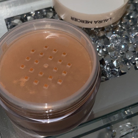 Laura Mercier Ultra-Blur Talc-Free Translucent Setting Powder - Picture 2 of 4